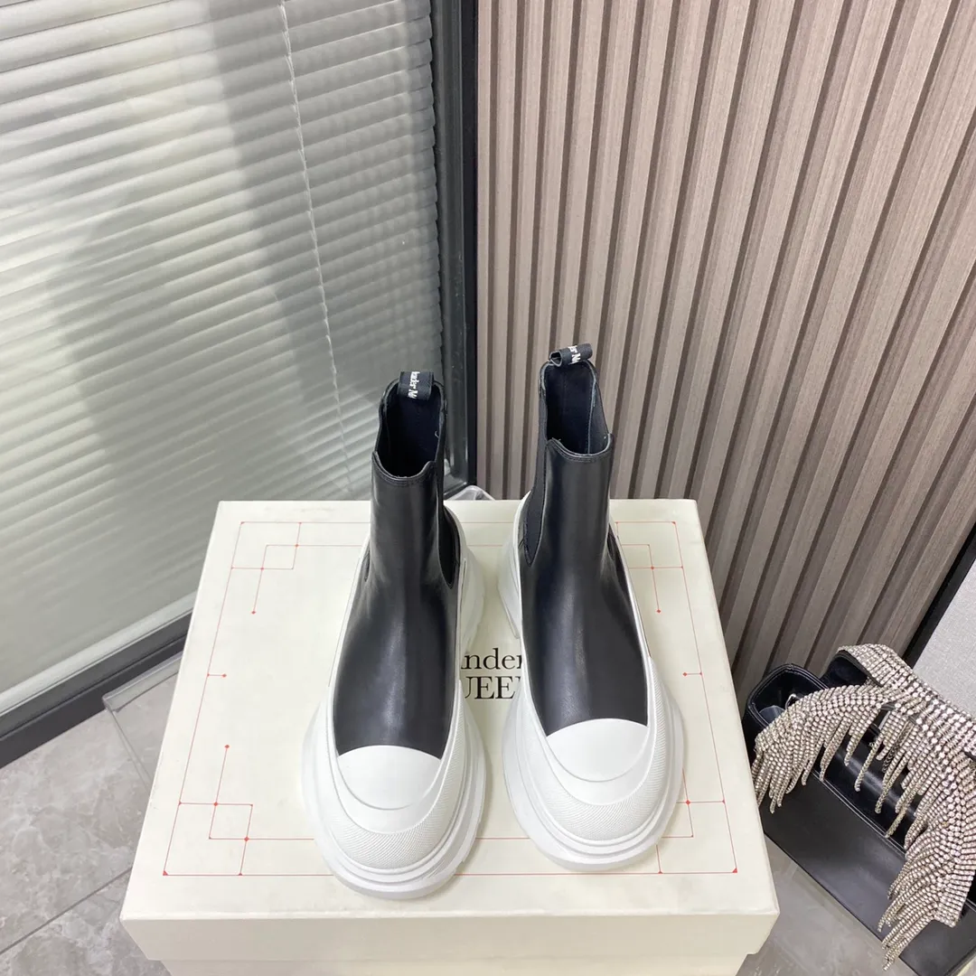 👟👟Ex-factory price 560👟👟 Women's shoe factory Alexander Mcqueen/McQueen 22 autumn and winter series Martin boots short boots, original development and the highest version. The style is simple and elegant. Another long-leg artifact. The height of the boot is just right. Highly recommended for small girls. Imported cowhide for the upper and imported sheepskin for the lining. T👟👟Ex-factory price U combination outsole Size: Women 35-40,